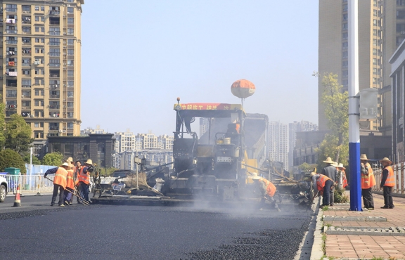 2020年3月20日上午，宜春市高士北路路面改造工程快速推進(jìn)，施工現(xiàn)場一片繁忙景象